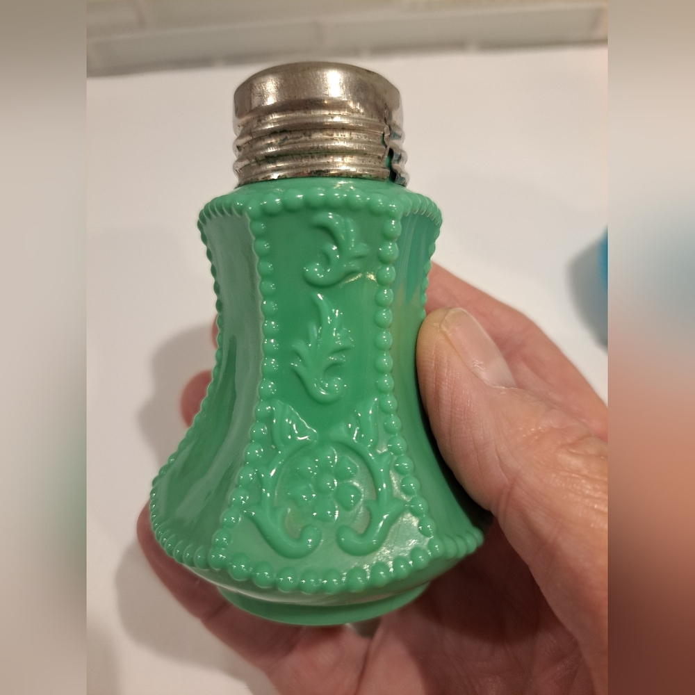 Vtg McKee Glass Pr FLOWER PANEL Beaded Blue & Green Salt & Pepper Shakers - Picture 4 of 14